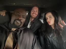 Mike Colter posta foto com Krysten Ritter e Finn Jones