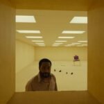 Estreia Hoje! ‘Backrooms’ da A24: Elenco, Curiosidades e o Terror da Internet Chega às Telonas