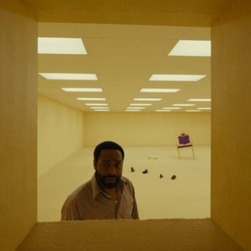 Estreia Hoje! ‘Backrooms’ da A24: Elenco, Curiosidades e o Terror da Internet Chega às Telonas
